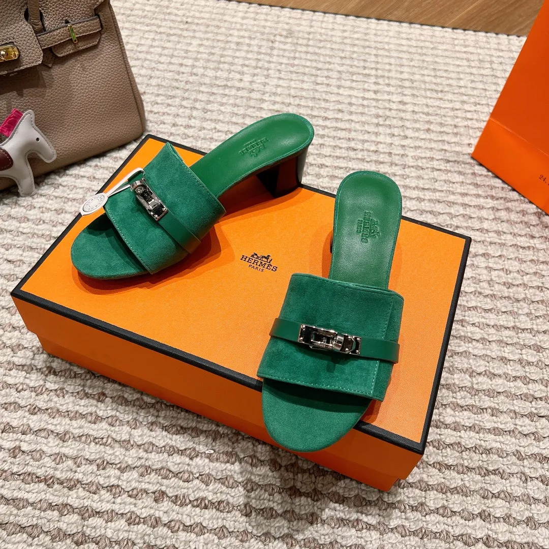 👟👟Ex-factory price 540👟👟 High version of the 2024 spring and summer new HERMES Hermès counter new style. The wedge-heeled Erjiu sandals and slippers, which have been extremely popular recently, are paired with various colorful socks. They are very trendy. Upper: cowhide. Outsole: technological imitation wood sole. Heel height: about 7cm. Size: Female 35-41 (40/41 non-refundable and non-exchangeable)